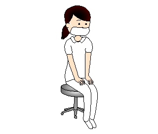 丸椅子に座っている看護師